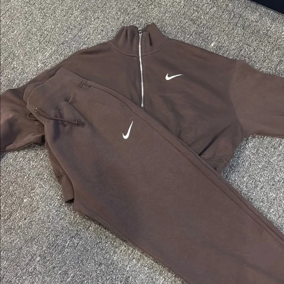 Womens Nike sweatsuit
Size Med top
Size SM bottom - Picture 1 of 6